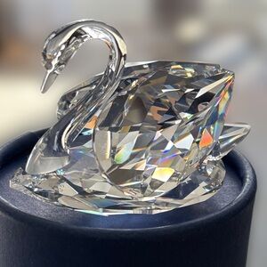 SWAROVSKI CRYSTAL SWAN LARGE 010005 MINT RETIRED RARE